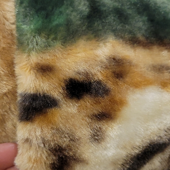 Hi Pile Super Plush Blanket 60" x 80" Leopard w/border - Picture 4 of 5